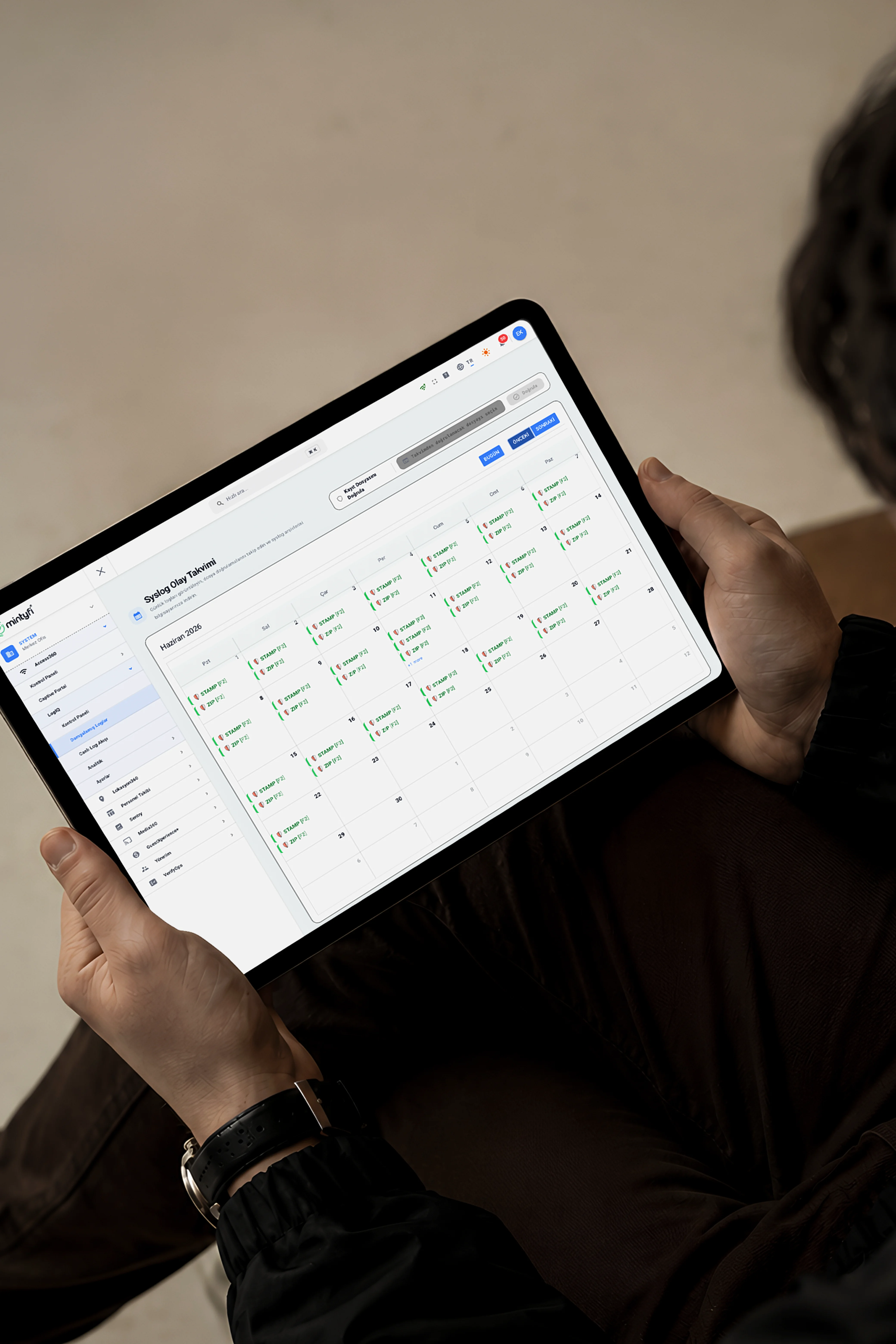 LogIQ log search screen